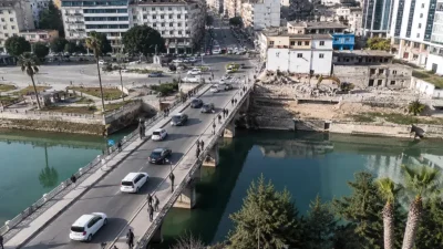 Hatay Antakya'da bulunan Ata Köprüsü yıkım sürecinin içine giriyor. Trafik