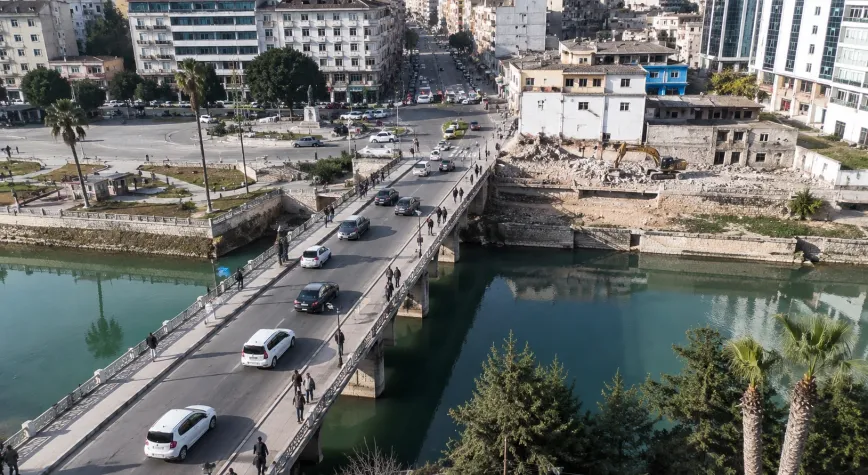 Hatay Antakya'da bulunan Ata Köprüsü yıkım sürecinin içine giriyor. Trafik