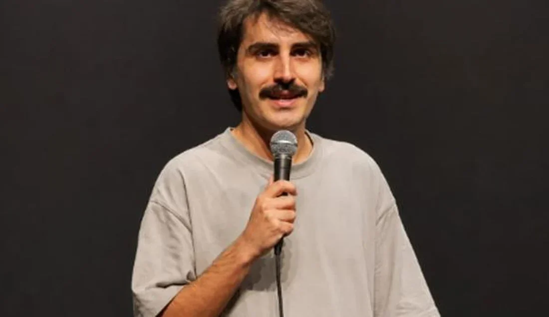 YouTube'da yayımladığı stand-up gösterileri, özgün mizah anlayışı ve podcast projeleriyle