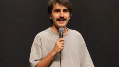 YouTube'da yayımladığı stand-up gösterileri, özgün mizah anlayışı ve podcast projeleriyle