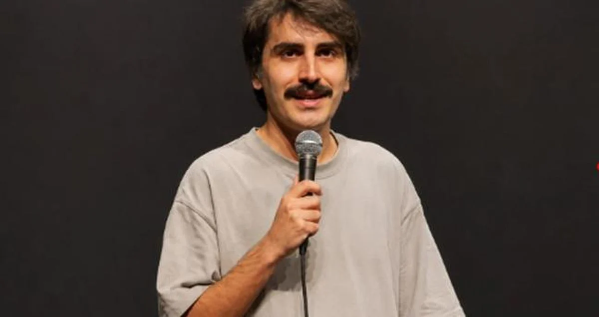 YouTube'da yayımladığı stand-up gösterileri, özgün mizah anlayışı ve podcast projeleriyle
