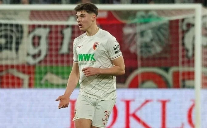 Süper Lig devlerinden Beşiktaş'ın, Almanya'nın Augsburg takımında forma giyen genç