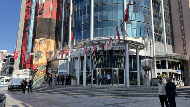 İzmit Belediyesi’ne yönelik savcılık koordinesinde yürütülen soruşturma kapsamında polis ekipleri