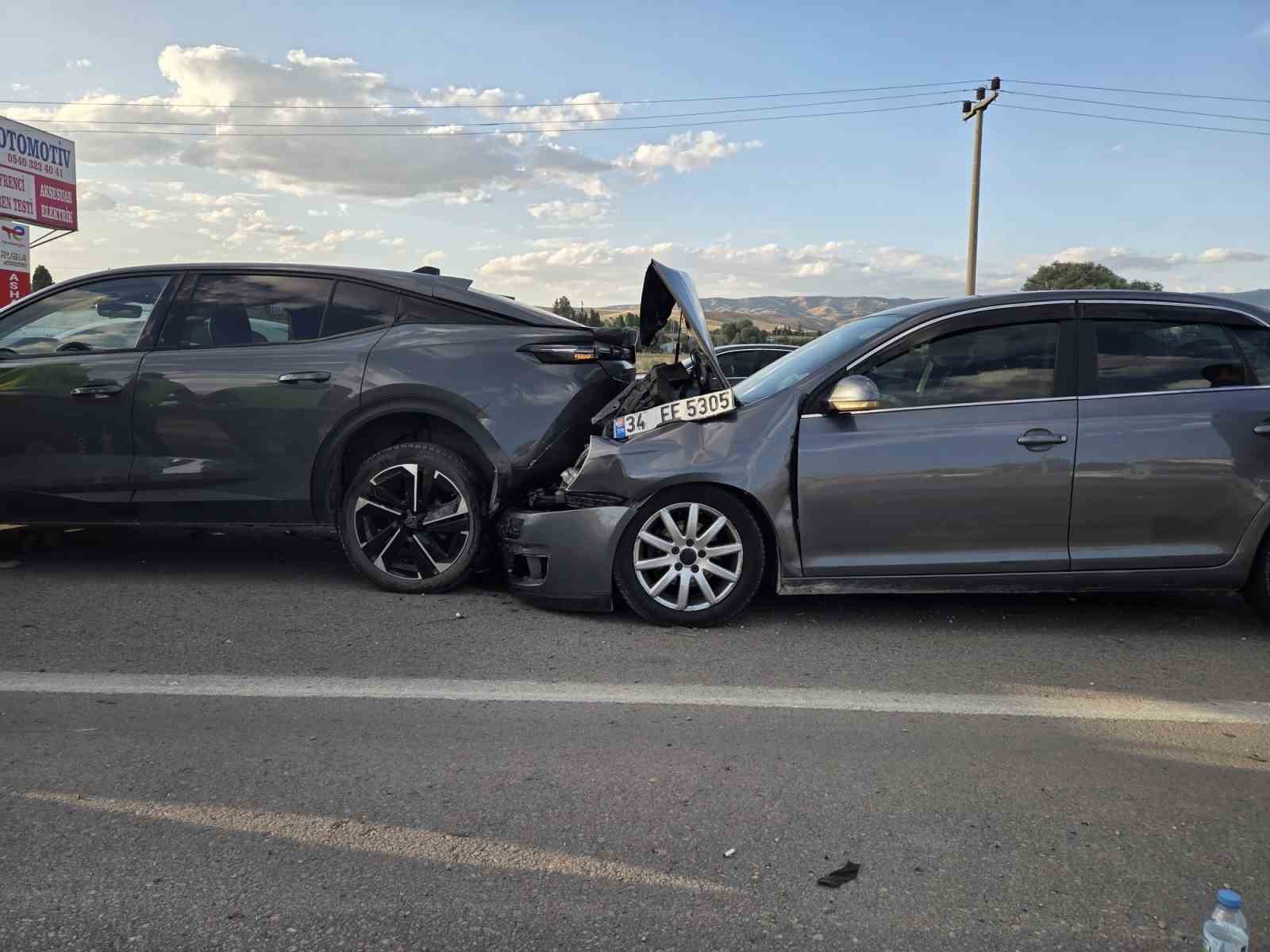 Ankara’nın Elmadağ ilçesinde 5 aracın karıştığı zincirleme trafik kazasında 5