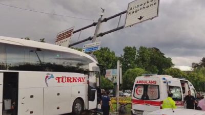 İstanbul Eyüpsultan Silahtarağa Caddesi'nde kontrolden çıkan şehirler arası yolcu otobüsünün