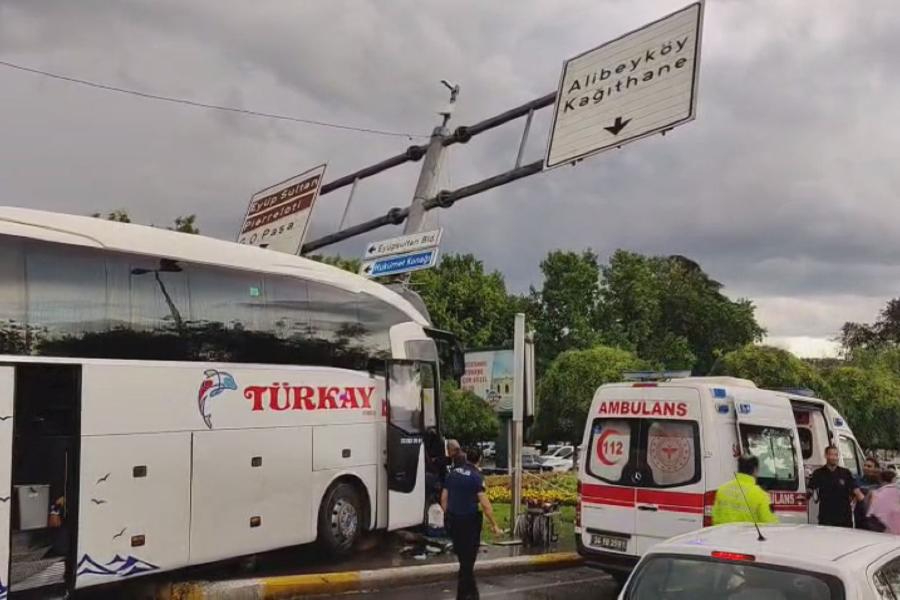 İstanbul Eyüpsultan Silahtarağa Caddesi'nde kontrolden çıkan şehirler arası yolcu otobüsünün