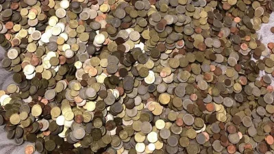 Evinde yıllarca bir kavanozun içinde unuttuğu bozuk para sayesinde milyoner
