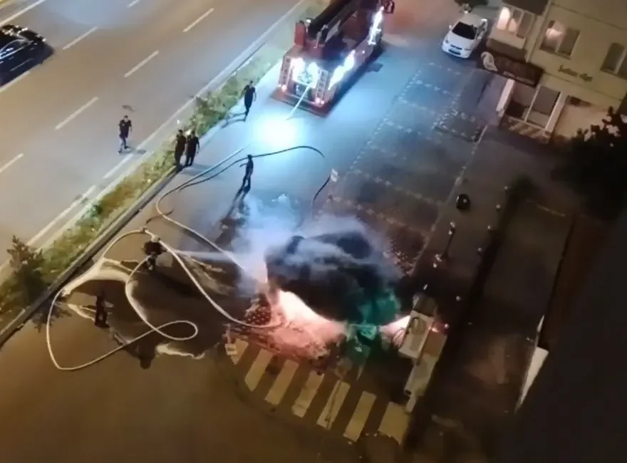 Kayseri Melikgazi'de bir şarj istasyonunda şarj halinde bulunan elektrikli otomobil