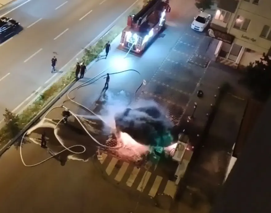 Kayseri Melikgazi'de bir şarj istasyonunda şarj halinde bulunan elektrikli otomobil