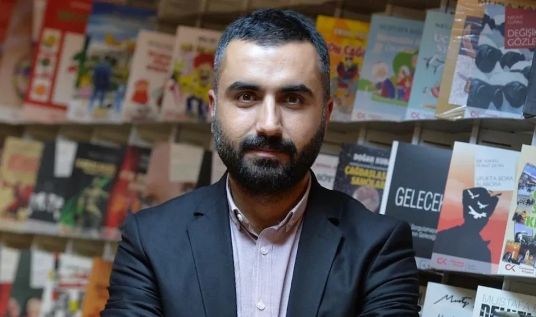 Gazeteci Alican Uludağ gözaltına alındığını duyurdu. Uludağ, gözaltı kararını sosyal