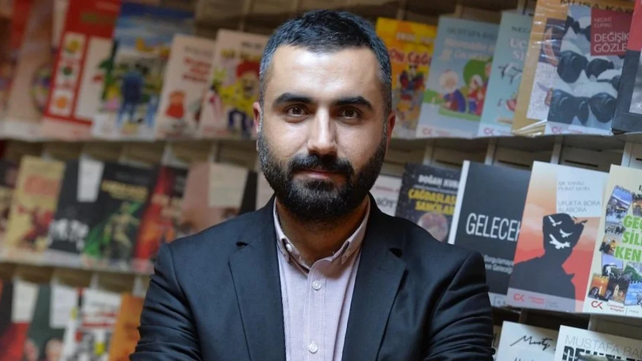 Gazeteci Alican Uludağ gözaltına alındığını duyurdu. Uludağ, gözaltı kararını sosyal