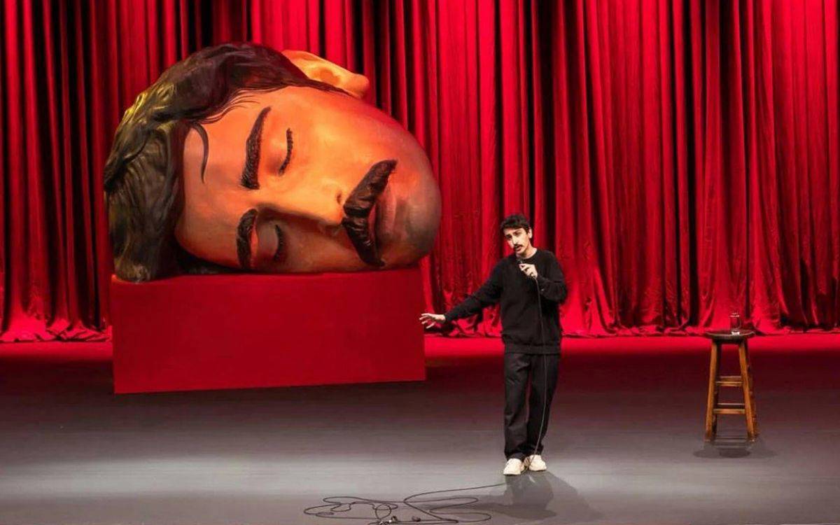 “Ölü Deniz” adlı stand-up gösterisi ülke gündemine oturan komedyen Deniz