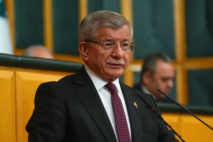Gelecek Partisi Genel Başkanı Ahmet Davutoğlu partinin siyasi faaliyetlerini sonlandırdıklarını