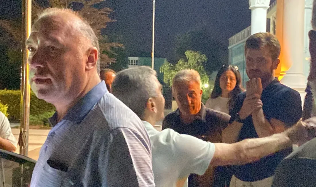 Düzce’nin Akçakoca ilçesinde siyaset gündemi hareketli saatler yaşıyor. Akçakoca Belediye