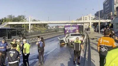 İstanbul Küçükçekmece D-100 Karayolu Edirne istikametinde otomobilin İETT otobüsüne arkadan