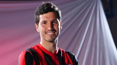 Son olarak Beşiktaş forması giyen deneyimli orta saha oyuncusu Salih