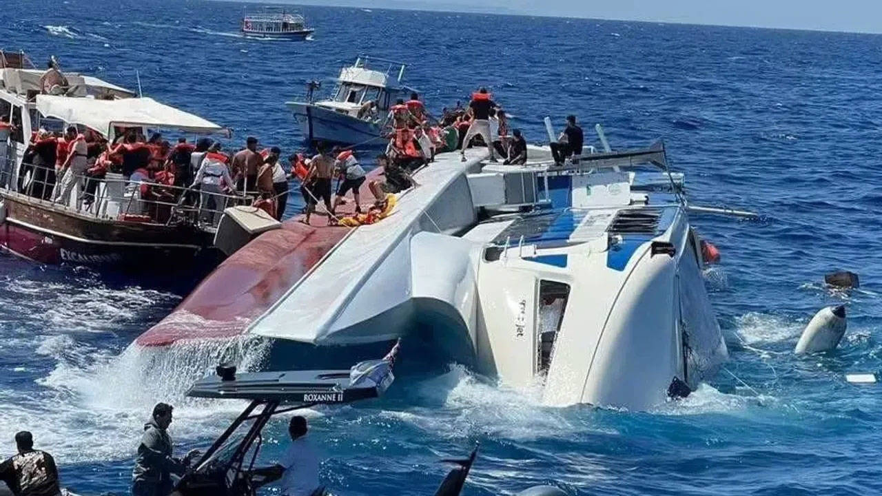 Kuzey Kıbrıs'ın Girne kenti açıklarında 259'u yolcu, 8'i mürettebat 267