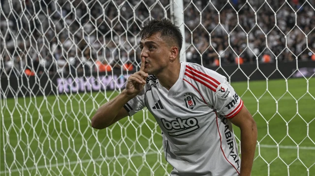 Fenerbahçe'de yeni sezon kadro planlaması kapsamında vedalar bir bir yaşanmaya