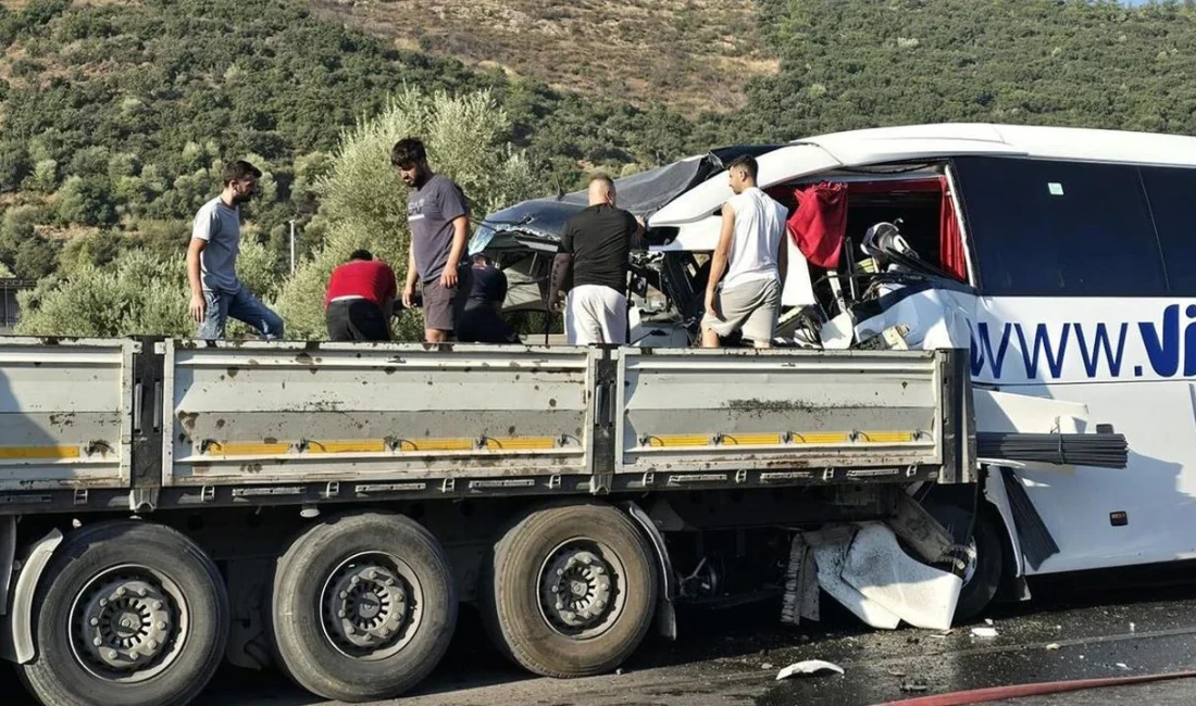 Muğla'nın Milas ilçesinde yolcu otobüsünün seyir halindeki bir TIR'a arkadan