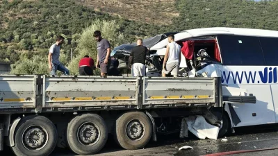 Muğla'nın Milas ilçesinde yolcu otobüsünün seyir halindeki bir TIR'a arkadan