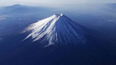 Japonya'nın simgesi Fuji Dağı'nda skandal bir olay yaşandı. Zirveye tırmanmak