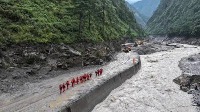Nepal-Çin sınırında Tibet’in Shigatse bölgesindeki Jilong’da heyelan sonucu oluşan doğal