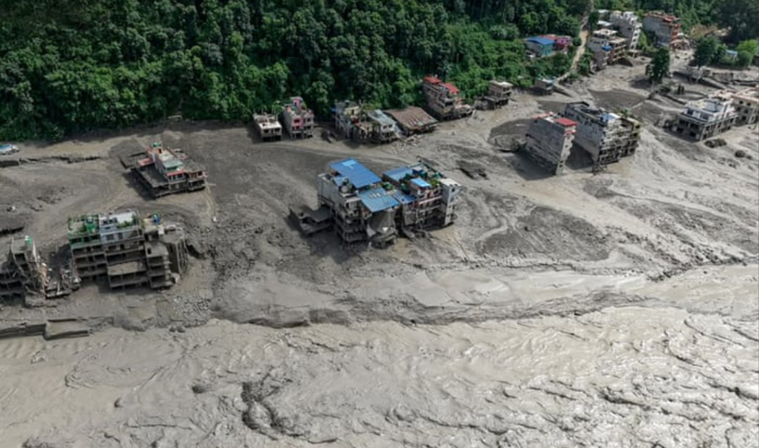 Nepal’de bir buzuldan düşen buz ve kaya çığının tetiklediği ani