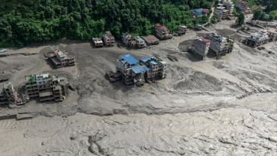 Nepal’de bir buzuldan düşen buz ve kaya çığının tetiklediği ani