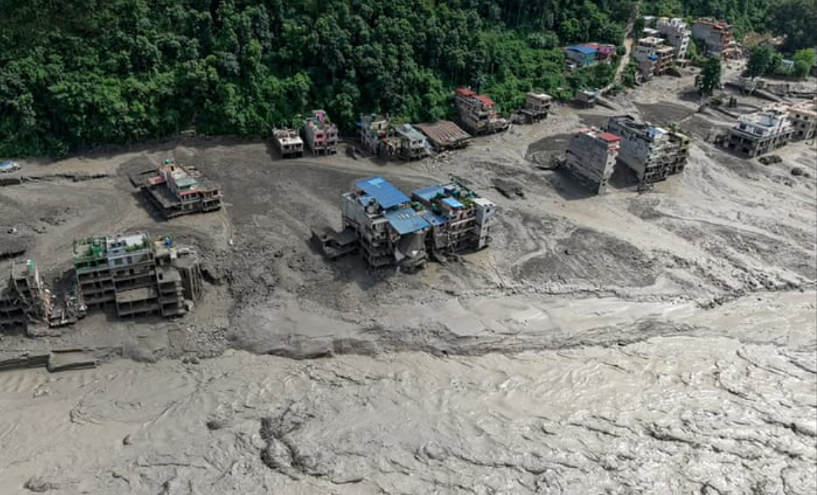 Nepal’de bir buzuldan düşen buz ve kaya çığının tetiklediği ani