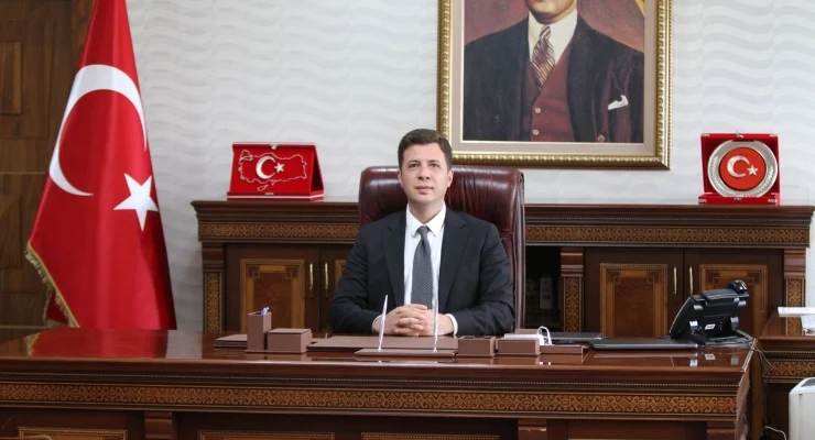 Palandöken Kaymakamı Yunus Kızılgüneş hakkında köpeğe tekme attığı ve korumasının