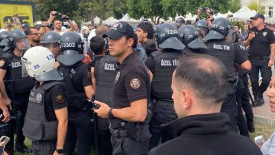 Ege Üniversitesi'nde topluluk stantları haftasında tansiyon yükseldi. Polis ve ÖGB