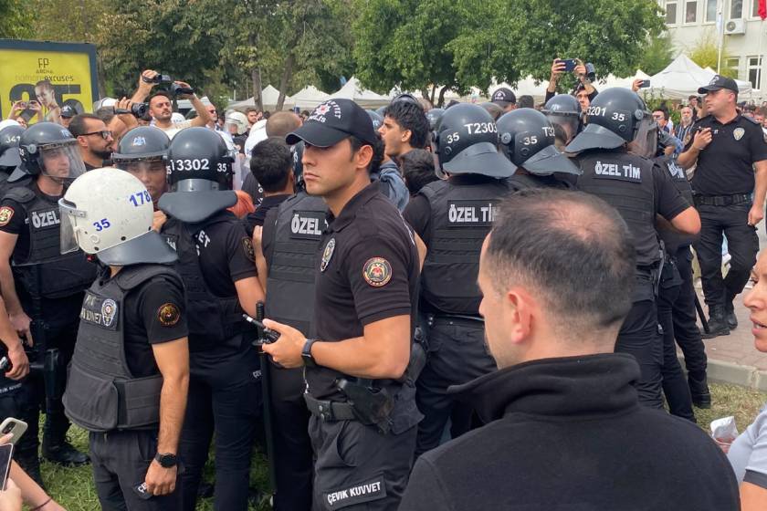 Ege Üniversitesi'nde topluluk stantları haftasında tansiyon yükseldi. Polis ve ÖGB