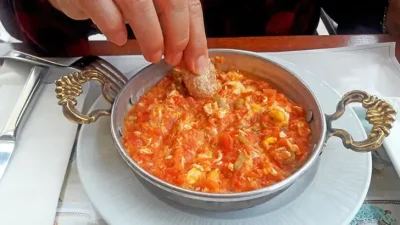 Kahvaltı sofralarının vazgeçilmezi olan menemenin kıvamını ve aromasını zirveye taşıyan