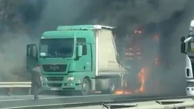 Bahçeşehir TEM Otoyolu'nda seyir halindeki TIR'da yangın çıktı! İtfaiye ekiplerinin