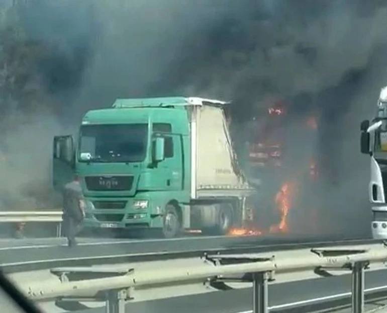 Bahçeşehir TEM Otoyolu'nda seyir halindeki TIR'da yangın çıktı! İtfaiye ekiplerinin
