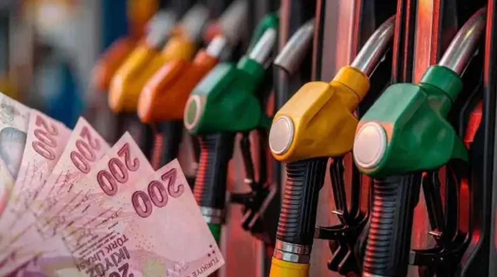 Akaryakıt fiyatlarında beklenen değişim yaşandı. Motorinde zam fiyatlara yansıdı.
