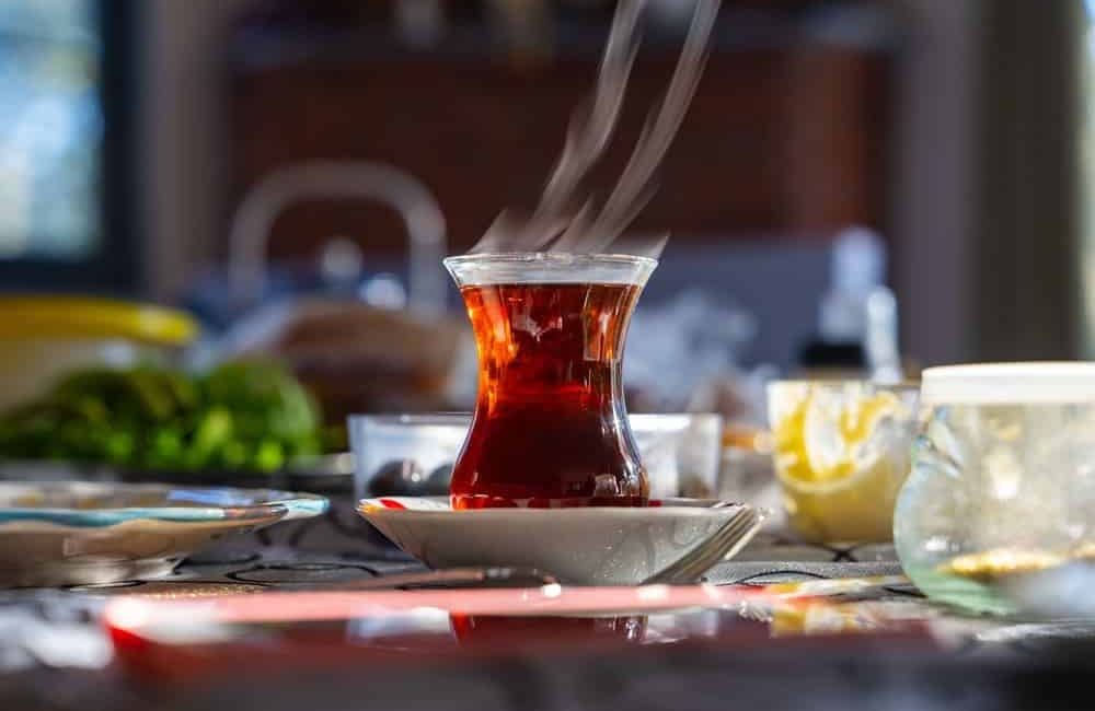 Günlük yaşamımızın ve sohbetlerimizin vazgeçilmezi olan çayın Türkiye'deki geçmişinin bin