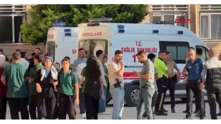 Manisa Turgutlu'daki Niyazi Üzmez Anadolu Teknik Lisesi önünde silahlı saldırı