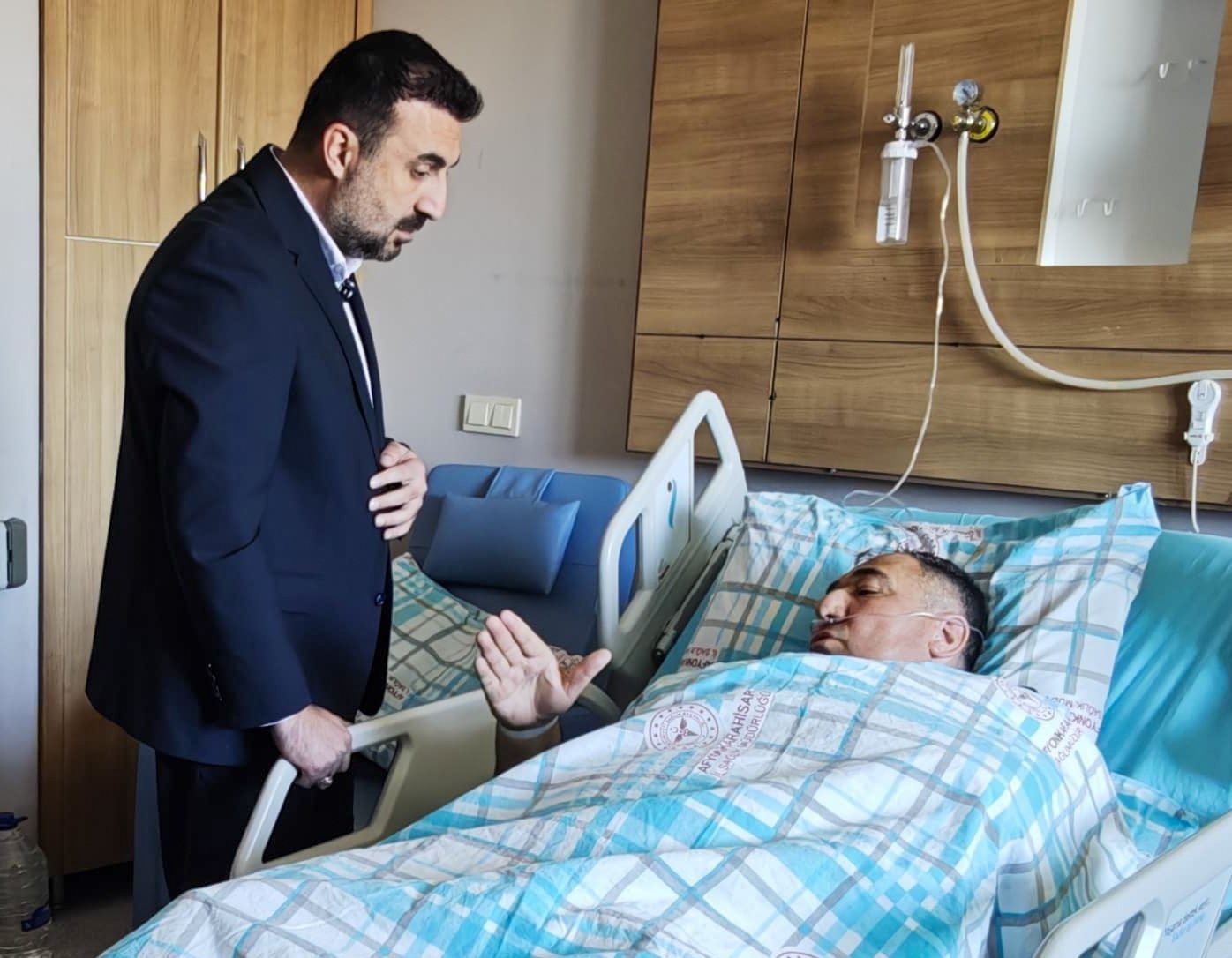 
Siyasette polemikler unutulur, zor günlerde gösterilen tavır ise hafızalarda kalır.