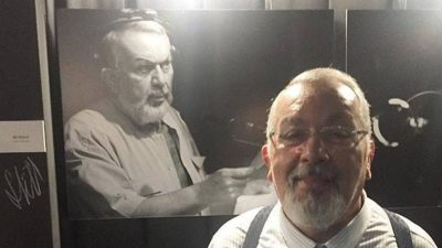 Türk tiyatrosunun usta oyuncusu, yönetmen ve seslendirme sanatçısı Ali Hürol,