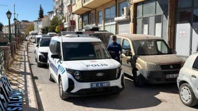 Eskişehir’in Tepebaşı ilçesinde, çevre esnafının uyarısı üzerine aracını çekmek için