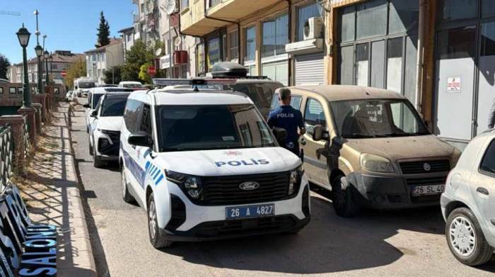 Eskişehir’in Tepebaşı ilçesinde, çevre esnafının uyarısı üzerine aracını çekmek için