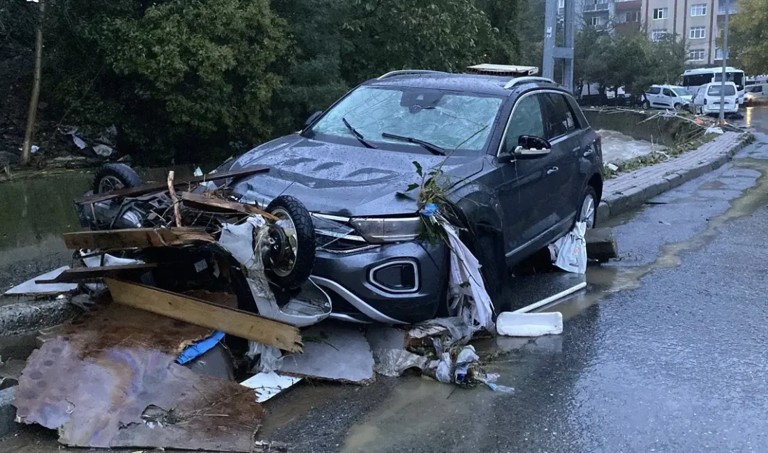 İstanbul'da etkili olan ve hayatı felç eden şiddetli sağanak yağışta