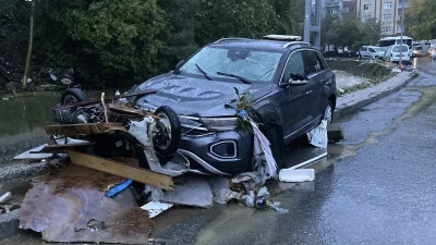 İstanbul'da etkili olan ve hayatı felç eden şiddetli sağanak yağışta