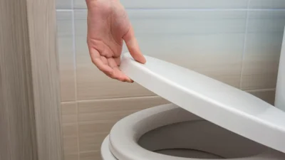 Klozet temizliğinde çamaşır suyu ve fırça her zaman inatçı kahverengi
