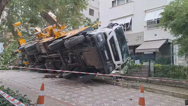 İstanbul Kadıköy'de devam eden bir inşaat çalışması sırasında kaldırımda bulunan