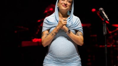Türk müziğinin güçlü seslerinden Melike Şahin, annelik sevinci yaşadı. Uzun