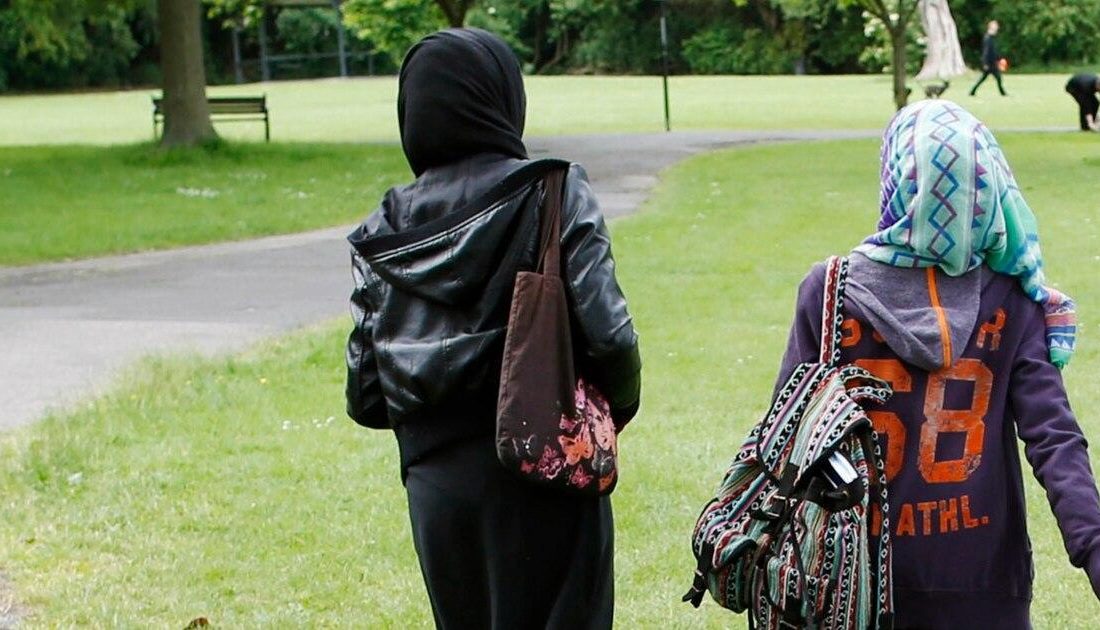 Azerbaycan'da devlet okullarında öğrenci üniformaları ve öğretmenlerin kıyafet kurallarına yönelik