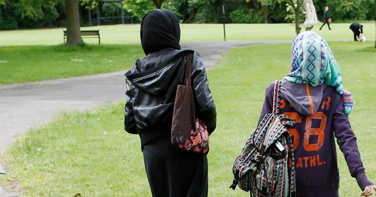 Azerbaycan'da devlet okullarında öğrenci üniformaları ve öğretmenlerin kıyafet kurallarına yönelik