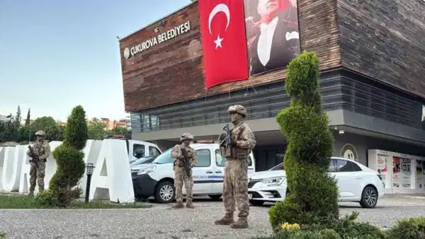 Adana'da jandarma ekipleri Çukurova Belediyesi'ne yönelik sabah saatlerinde kapsamlı bir